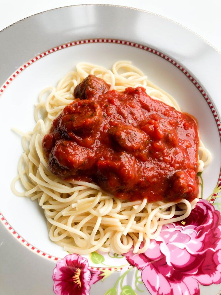 Read more about the article Easy budget pasta, tomatensaus & IKEA balletjes