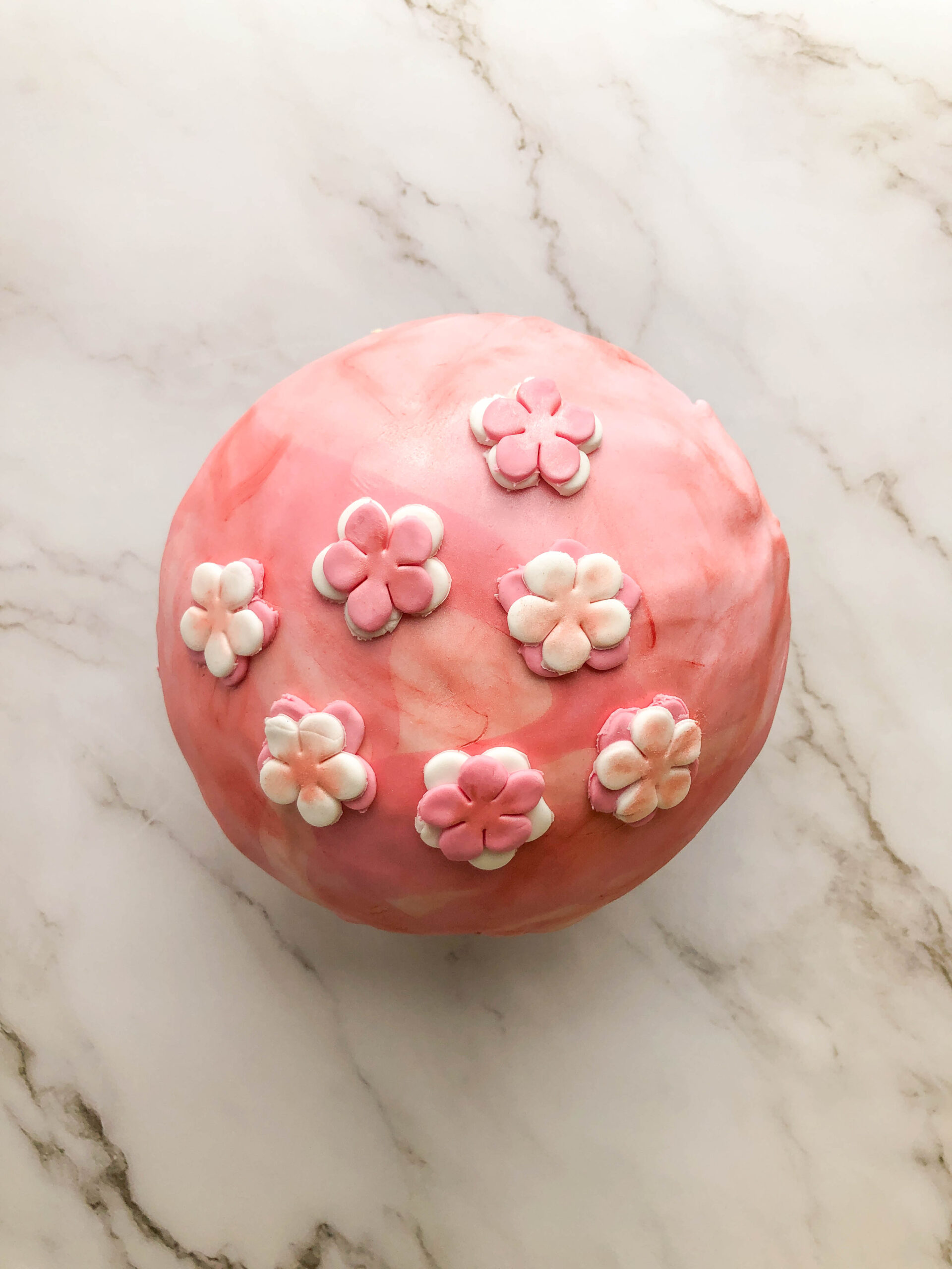 Read more about the article Witte choco & framboos fondant cake